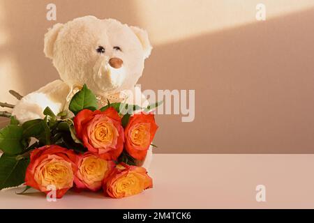 Ours en peluche de la rose. Le concept de l'humeur festive, la reconnaissance des sentiments et de l'amour. Cadeau d'anniversaire, anniversaire de bébé, Saint-Valentin, jour de mariage. Lumineux Banque D'Images