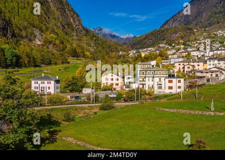 Vue depuis le train Bernina Express de la ligne de chemin de fer Rhaetian jusqu'à Brusio dans la Suisse italien Banque D'Images