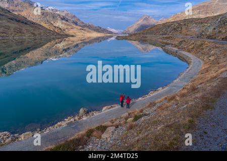 Lac Bianco à la ligne de chemin de fer Bernina Express de Rhaetian le jour de l'automne Banque D'Images