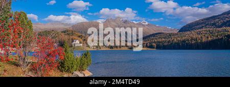 Vue panoramique sur la rue Lac Moritz à St. Moritz dans les couleurs de l'automne en Engadine, arrière-plan des montagnes Banque D'Images