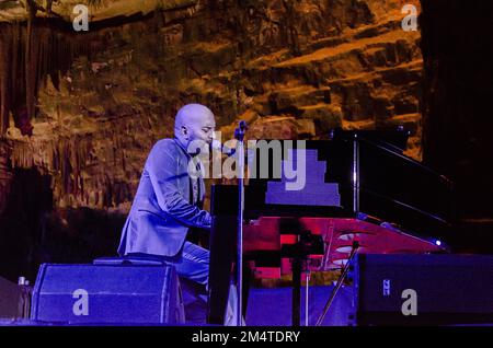 Castellana Grotte, Italie. 21st décembre 2022. Giuliano Sangiorgi chante les « Sautels » à l'intérieur de la Caverna della grave delle Grotte di Castellana, accompagné du sax de Raffaele Casarano, pour « Noël dans les grottes », sur 21 décembre 2022. (Photo de Mimmo Lamacchia/NurPhoto) Credit: NurPhoto/Alay Live News Banque D'Images