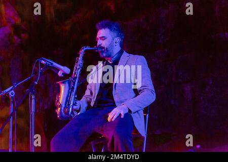 Castellana Grotte, Italie. 21st décembre 2022. Giuliano Sangiorgi chante les « Sautels » à l'intérieur de la Caverna della grave delle Grotte di Castellana, accompagné du sax de Raffaele Casarano, pour « Noël dans les grottes », sur 21 décembre 2022. (Photo de Mimmo Lamacchia/NurPhoto) Credit: NurPhoto/Alay Live News Banque D'Images