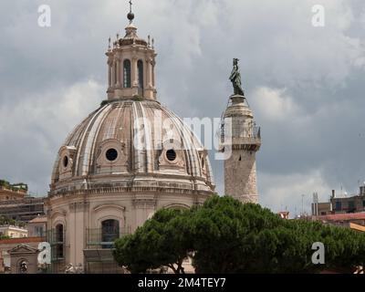 La colonne de Trajan et le dôme de l'église Santa Maria di Loreto par une journée ensoleillée à Rome, en Italie Banque D'Images