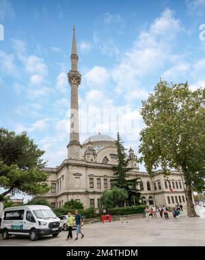 Istanbul, Turquie - 31 août 2022: Vue de la rue Mebusan Mebusan Mebusan donnant sur la Mosquée de style baroque Dolmabahce, située au bord de l'eau de Kabatas, dans le quartier de Beyoglu Banque D'Images