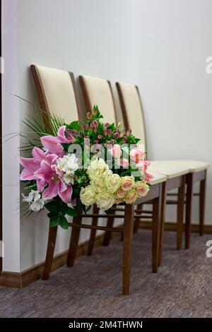 Grand bouquet de fleurs colorées sur un fauteuil blanc. Jour de mariage. Banque D'Images