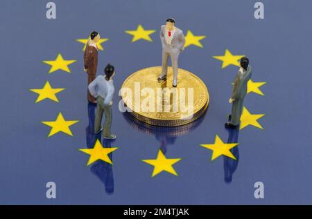 Crypto-monnaie et concept d'entreprise. À la surface, à l'image du drapeau de l'Union européenne, se trouvent des bitcoins et des figurines miniatures de personnes. Banque D'Images