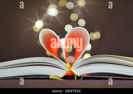 ouvert buck avec des côtés qui sont battus au coeur. Spot lumineux par des lumières de fées en arrière-plan avec bokeh doux. Roman d'amour pour le romantisme. Banque D'Images