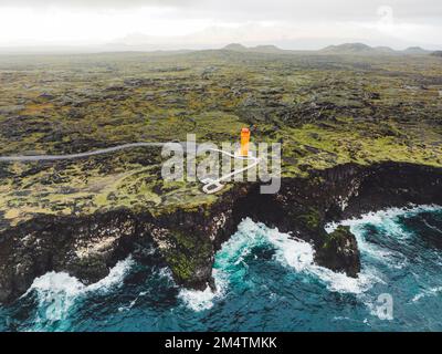 Vue aérienne du phare orange de Svortuloft par la mer dans les hauts plateaux ouest de l'Islande, péninsule de Snaefellsnes Banque D'Images