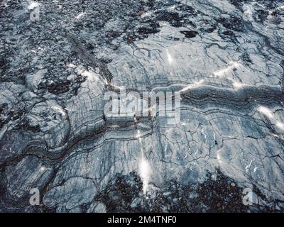 Des roches volcaniques noires, refroidies par la lave en Islande Banque D'Images