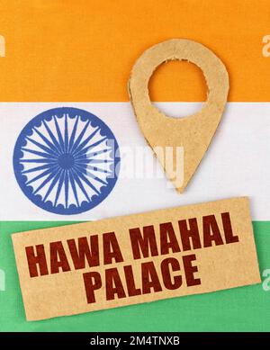 Le concept du tourisme, des vacances et de la géolocalisation. Sur le drapeau indien, un symbole de géolocalisation et un signe avec l'inscription - Palais Hawa Mahal Banque D'Images