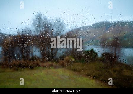 Pluie sur une fenêtre dans les Highlands écossais. Banque D'Images