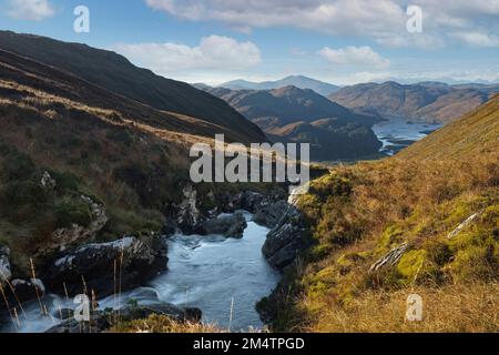 Le ruisseau de montagne de l'Allt a' Choire Mhoir s'écoulant vers le Loch long. Banque D'Images