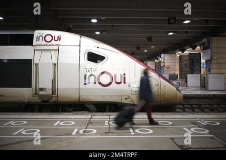 Voyageurs à la Gare de Montparnasse à Paris, France sur 2 décembre 2022. L'opérateur ferroviaire national SNCF a coupé un tiers des trains prévus pour le week-end de Noël, à un moment où des millions de Français se déplacent traditionnellement pour des réunions de famille. Les services les plus touchés ont été les lignes TGV à grande vitesse, le pilier du transport ferroviaire longue distance en France, a déclaré la SNCF. Selon le site de la SNCF, la moitié ou plus des trains réguliers ont été annulés pour le week-end sur des itinéraires clés tels que Paris à Rennes, dans l'ouest de la France, ou Paris à Bordeaux, dans le sud-ouest. Photo par Eliot Blondt/ABACAPRESS.COM Banque D'Images