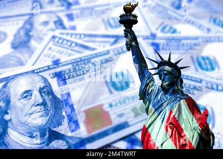Économie américaine. Financier. Portrait de Franklin à côté de la statue de la liberté. La statue de la liberté est peinte dans les couleurs du drapeau américain. Système fédéral de réserve Banque D'Images