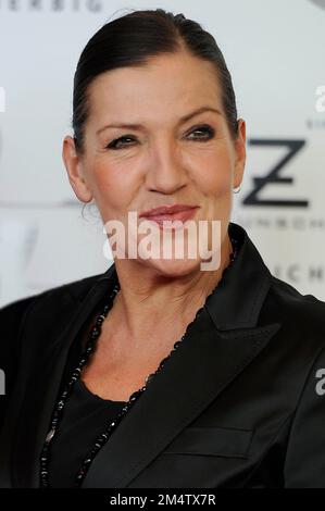 ARCHIVE PHOTO: L'actrice Katy KARRENBAUER fête ses 60th ans sur 31 décembre 2022, Katy (Katharina, Katarina) KARRENBAUER, actrice, une seule image, couper un seul motif, portrait, portrait, portrait. Première de film 'ZETTL imbattable caractère' sur 31 janvier 2012 dans le cinéma Mathaeser à MUENCHE N.tapis rouge, tapis rouge, première. SVEN SIMON, Princess-Luise-Str.41#45479 Muelheim/Ruhr#tel.648/9413250#fax 0208/9413260#GLSB compte bancaire n°: 4030 025 100, BLZ 430 609 67#www.SvenSimon.net #email:SvenSimon@t-online.de. Banque D'Images