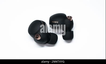 Le casque sans fil WF-1000XM4 de Sony sur fond blanc. Banque D'Images