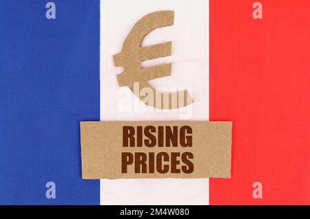 Concept économique. Sur le drapeau de la France, le symbole de l'euro et une plaque de carton avec l'inscription - hausse des prix Banque D'Images