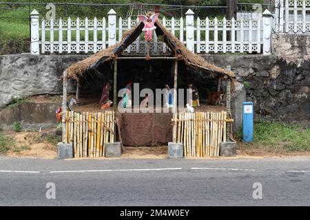 Horana, Sri Lanka -22 décembre 2022: Une scène de la nativité à moitié construite également connue sous le nom de représentation de berceau de Noël sur le bord de la route près d'une église située dans Banque D'Images