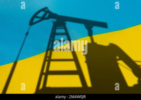 Achat de pétrole en Ukraine. Plates-formes pétrolières sur fond de drapeau ukrainien. Mines et importations de pétrole. commerce sur le marché mondial des carburants. Concept de l'industrie du carburant Banque D'Images
