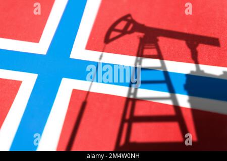L'industrie pétrolière de Norvège. Plates-formes pétrolières sur fond de drapeau russe. Exploitation minière et exportation de pétrole. commerce sur le marché mondial des carburants. L'industrie du carburant concision Banque D'Images