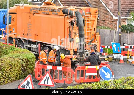 Location d'une pelle hydraulique à aspiration camion hgv et opérateur pour le remplacement du gaz principal via l'aspiration de la fosse à l'extérieur de chaque maison dans cette route résidentielle au Royaume-Uni Banque D'Images