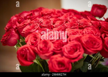Bouquet de luxe de roses rouges fraîches. Gros plan. Banque D'Images