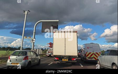 Accident grave sur l'autoroute M6 aux heures de pointe, circulation à l'arrêt, Sandbach, Cheshire, Angleterre, Royaume-Uni, CW11 4TE Banque D'Images