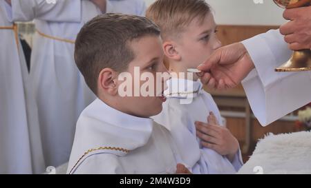 Pervomaysk, Bélarus - 17 juin 2022 : première communion catholique des enfants. Banque D'Images