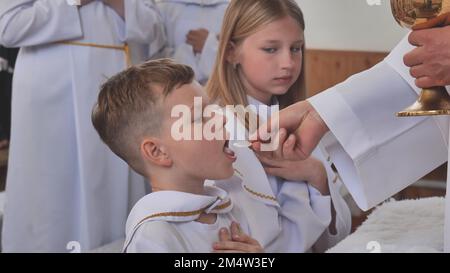 Pervomaysk, Bélarus - 17 juin 2022 : première communion catholique des enfants. Banque D'Images