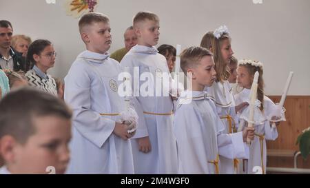 Pervomaysk, Bélarus - 17 juin 2022 : première communion catholique des enfants. Banque D'Images