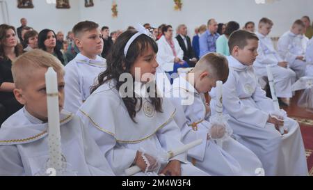 Pervomaysk, Bélarus - 17 juin 2022 : première communion catholique des enfants. Banque D'Images