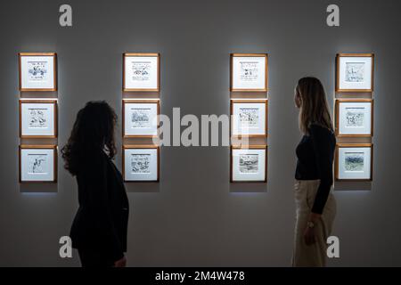 Les assistants de galerie regardent les œuvres d'art de l'exposition « look How Far We Acome » de Charlie Mackesy à Sotheby's à Londres. L'exposition présente 60 illustrations originales de son livre le Boy, le Mole, le Fox et le Cheval. Date de la photo: Vendredi 23 décembre 2022. Banque D'Images