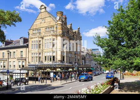 Harrogate Yorkshire Files d'attente à l'extérieur des salons de thé Bettys Harrogate Parlement rue Montpellier quartier Nord Yorkshire Angleterre GB Europe Banque D'Images