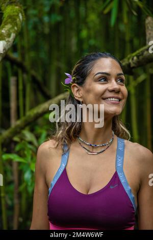 Portrait d'une jeune femme caucasienne lors d'une randonnée dans une forêt sur l'île O'ahu, Hawaï Banque D'Images