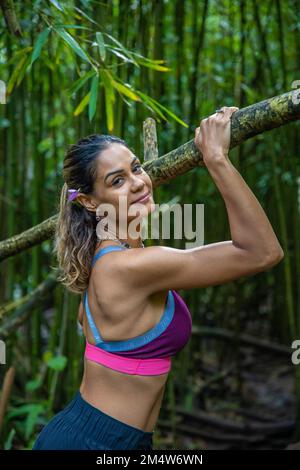 Portrait d'une jeune femme caucasienne lors d'une randonnée dans une forêt sur l'île O'ahu, Hawaï Banque D'Images