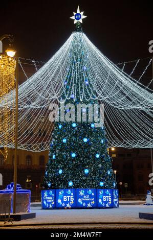 Moscou, Russie - 7 décembre 2022: Grand arbre de Noël. Décorations du nouvel an et atmosphère de Noël dans une rue d'hiver à Moscou Banque D'Images