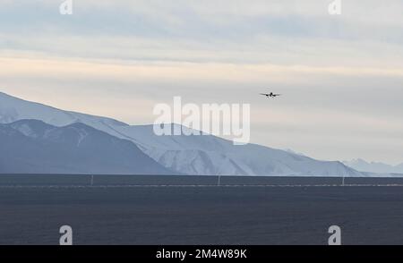 (221223) -- TAXKORGAN, 23 décembre 2022 (Xinhua) -- le premier vol est sur le point de toucher à l'aéroport de Taxkorgan, dans le comté autonome de Tajik, dans la région autonome de Xinjiang Uygur, dans le nord-ouest de la Chine, 23 décembre 2022. Vendredi matin, un avion passager est arrivé dans le comté autonome du Tajik, dans la région autonome du Xinjiang au nord-ouest de la Chine, marquant l'inauguration du premier aéroport de la région à plateau élevé. Au départ de la capitale régionale Urumqi à 8:57, le vol CZ5193, exploité par China Southern Airlines, a atterri à l'aéroport de Taxkorgan à 10:59 L'aéroport, Banque D'Images