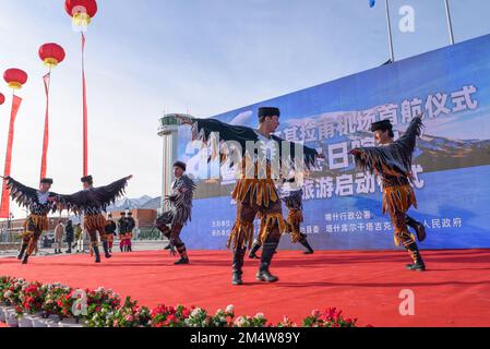 (221223) -- TAXKORGAN, le 23 décembre 2022 (Xinhua) -- des artistes locaux dansent pour célébrer le début des opérations à l'aéroport de Taxkorgan, dans le comté autonome de Tajik, dans la région autonome de Xinjiang Uygur, dans le nord-ouest de la Chine, le 23 décembre 2022. Vendredi matin, un avion passager est arrivé dans le comté autonome du Tajik, dans la région autonome du Xinjiang au nord-ouest de la Chine, marquant l'inauguration du premier aéroport de la région à plateau élevé. Au départ de la capitale régionale Urumqi à 8:57, le vol CZ5193, exploité par China Southern Airlines, a atterri à l'aéroport de Taxkorgan à 10:5 Banque D'Images