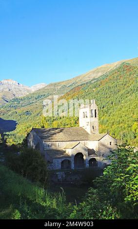 Église dans le Parc naturel de la Vallée d'Ordesa et Monte Perdido dans la province de Huesca, Aragon, Espagne, Europe Banque D'Images