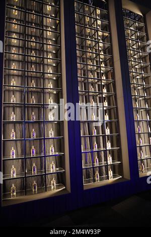 Grande collection de bouteilles de whisky de diverses années depuis 1982, exposée dans une armoire en verre, par Scotch Whisky Investments Banque D'Images