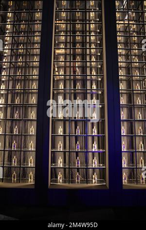 Grande collection de bouteilles de whisky de diverses années depuis 1982, exposée dans une armoire en verre, par Scotch Whisky Investments Banque D'Images