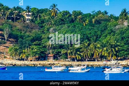 Puerto Escondido Oaxaca Mexique 16. Décembre 2022 bateaux de pêche au port et à la plage par Zicatela à Puerto Escondido Oaxaca Mexique. Banque D'Images