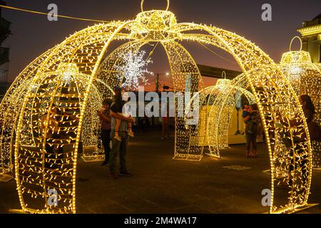 San Salvador, El Salvador. 22nd décembre 2022. Les gens apprécient les lumières de Noël dans le centre-ville de San Salvador. Crédit : SOPA Images Limited/Alamy Live News Banque D'Images