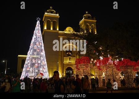 San Salvador, El Salvador. 22nd décembre 2022. Les gens apprécient les lumières de Noël dans le centre-ville de San Salvador. Crédit : SOPA Images Limited/Alamy Live News Banque D'Images