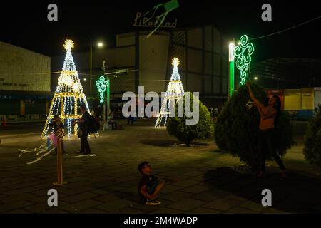 San Salvador, El Salvador. 22nd décembre 2022. Les gens apprécient les lumières de Noël dans le centre-ville de San Salvador. (Photo de Camilo Freedman/SOPA Images/Sipa USA) crédit: SIPA USA/Alay Live News Banque D'Images