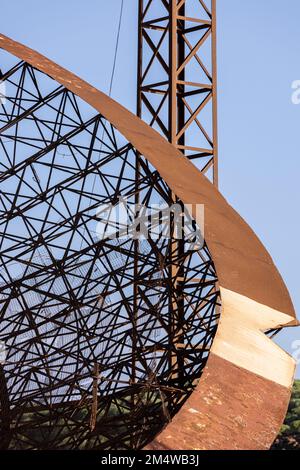 La rouille reste une expérience abandonnée de production d'énergie solaire. Laboratoire d'énergie solaire thermoélectrique. Construit illégalement sur des terres protégées Banque D'Images