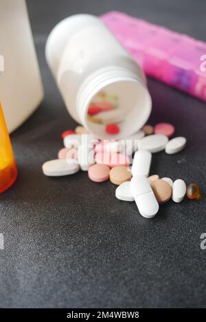 Gros plan de beaucoup de pilules et capsules colorées Banque D'Images