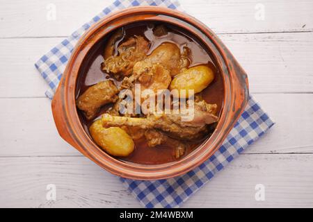 Curry de poulet ou masala dans un bol sur la table Banque D'Images