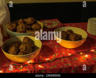 Délicieuses boules de raisins secs ou boules d'huile remplies de raisins secs pour les fêtes telles que la Saint-Sylvestre Banque D'Images