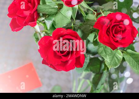 Roses rouges dans vase en verre sur la table. Vue de dessus Banque D'Images